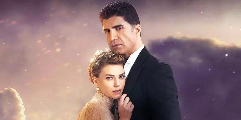 Süreyya e Faruk Boran, protagonistas da novela turca A Noiva de Istambul, em um momento romântico.